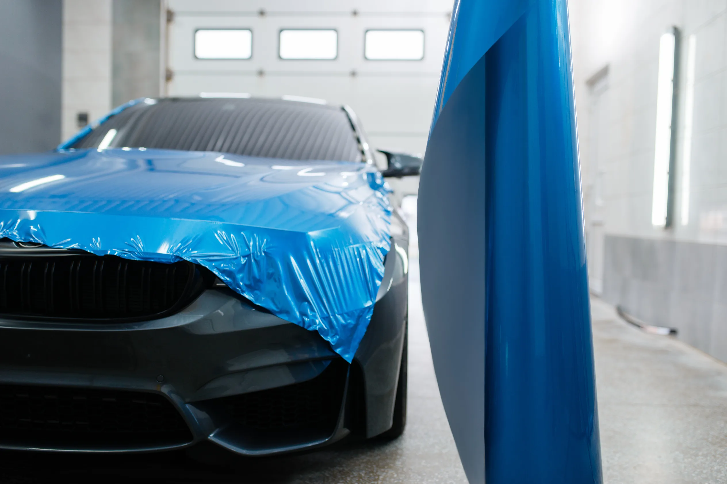 BMW M4 colantare albastru în progres
